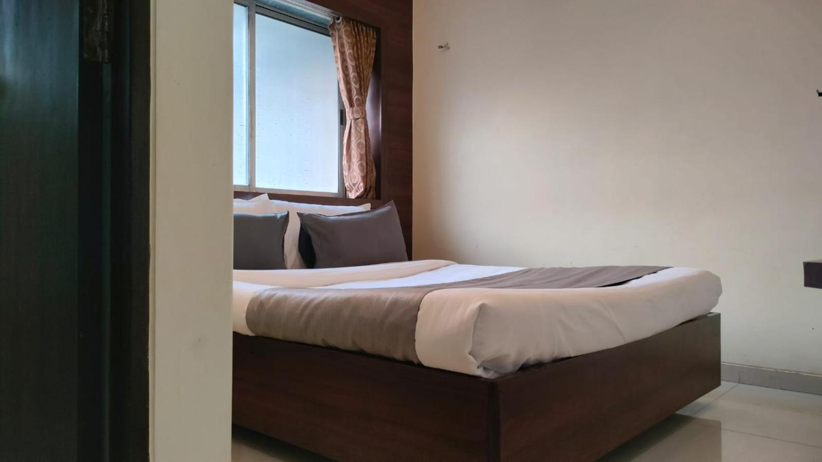 Hotel Sai Nidhi Executive-Mindspace Airoli ナビムンバイ エクステリア 写真