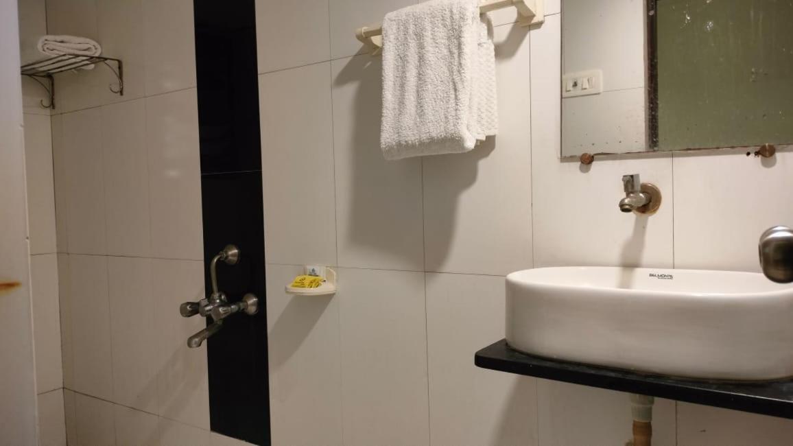Hotel Sai Nidhi Executive-Mindspace Airoli ナビムンバイ エクステリア 写真