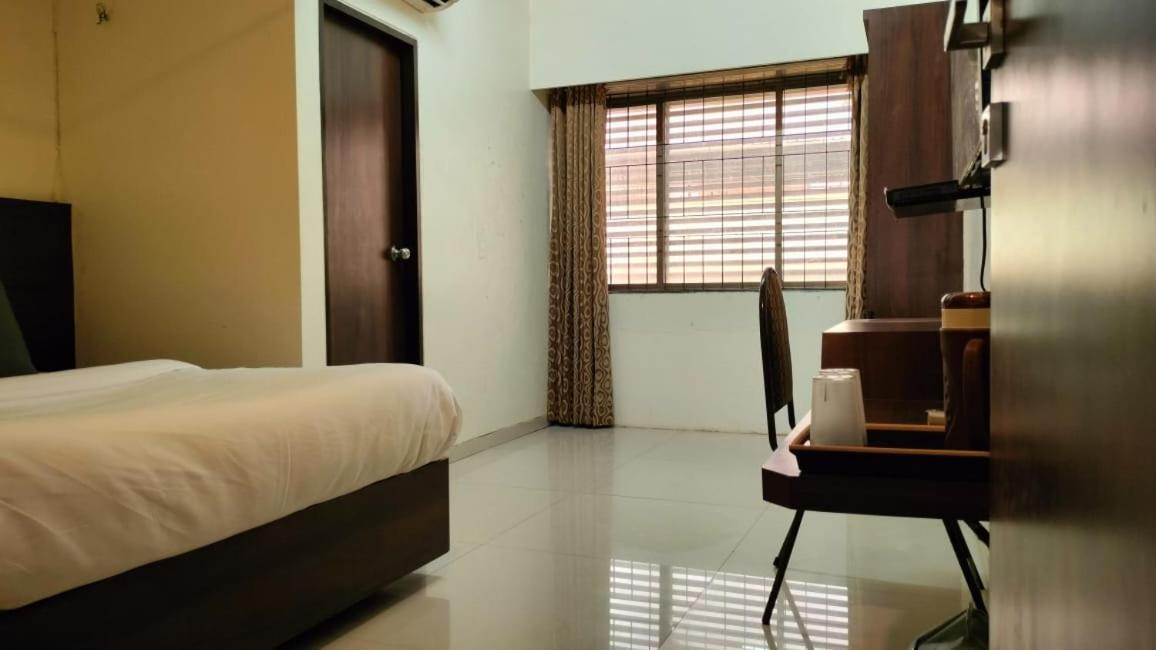 Hotel Sai Nidhi Executive-Mindspace Airoli ナビムンバイ エクステリア 写真