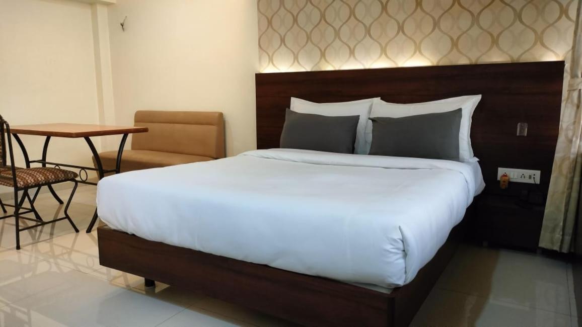 Hotel Sai Nidhi Executive-Mindspace Airoli ナビムンバイ エクステリア 写真