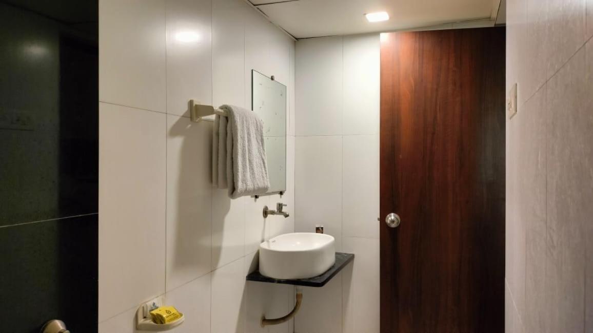 Hotel Sai Nidhi Executive-Mindspace Airoli ナビムンバイ エクステリア 写真
